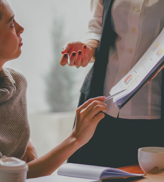 businesswomen-working-office